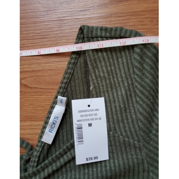 🆕 V-neck Lace Back Top - Picture 8 of 13